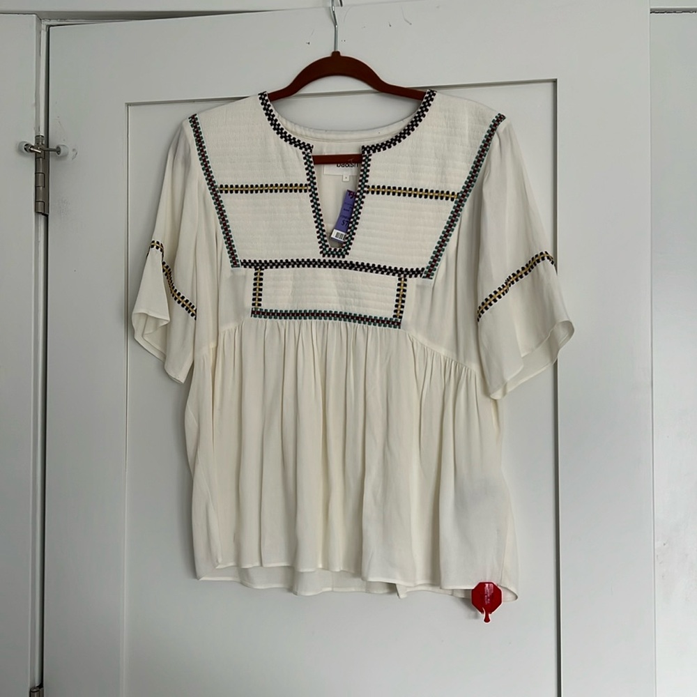 Short sleeve women’s top. Main fabric is viscose. Size L